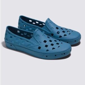 Vans Slip-on Trek Unisex in Captain Blue. Made of one solid material.
